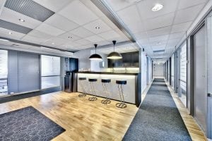 kjøkken og barkrakker i kontorhotell